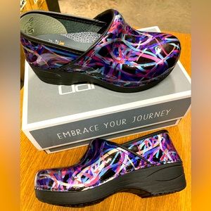 Dansko XP 2.0 Ribbon Patent Clogs, NIB